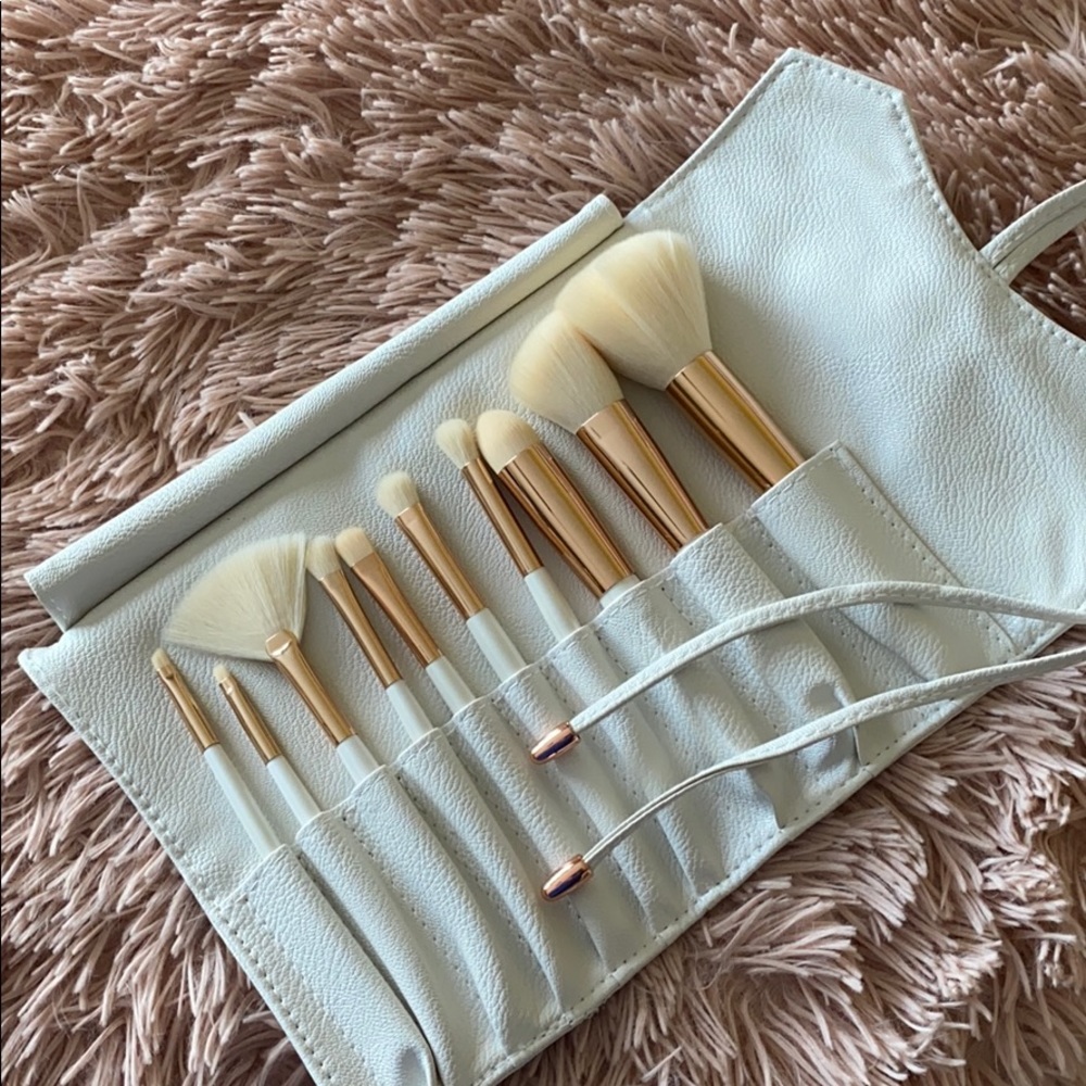 New La Beaute Soi Makeup Brush Set